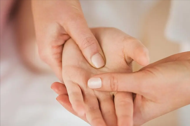 手的大小影响寿命长短？手越小，命越长？是这样吗？看医生怎样说