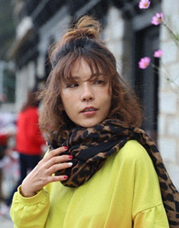 48岁的广东主持人胡向真,曾经阮星航的女朋友,两人还是最佳拍档