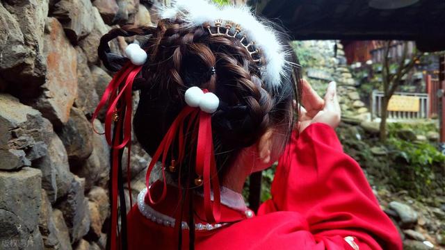 美女和辫子的关系,原来她的美就是时尚的永恒记忆