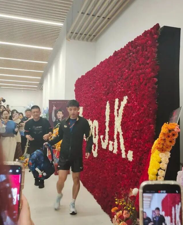 景甜发视频报平安,刚经历手术脸色苍白,需要三周时间做康复训练