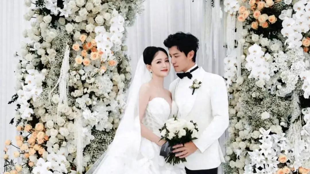 安以轩近照曝光，低调参加闺蜜陈乔恩婚礼，一身运动装状态很好