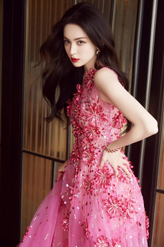 古力娜扎：粉红礼服如梦似幻，尽显女神浪漫高贵！