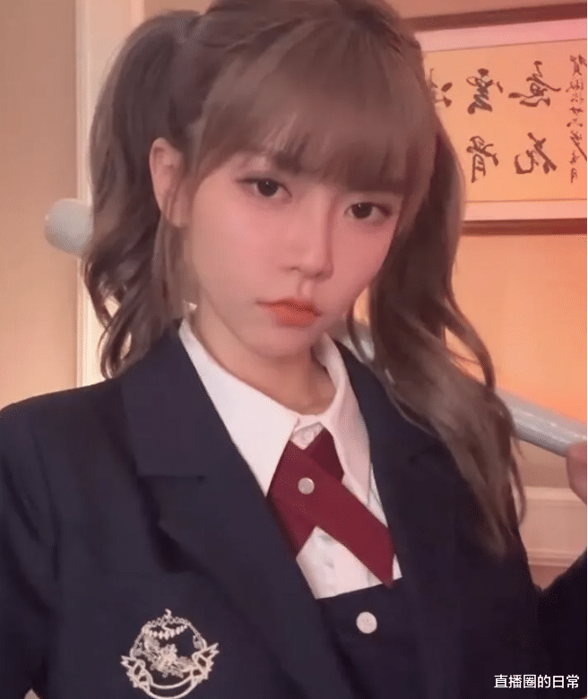 周淑怡COS女高中生冲上热搜引热议,网友:中专生扮什么高中生?