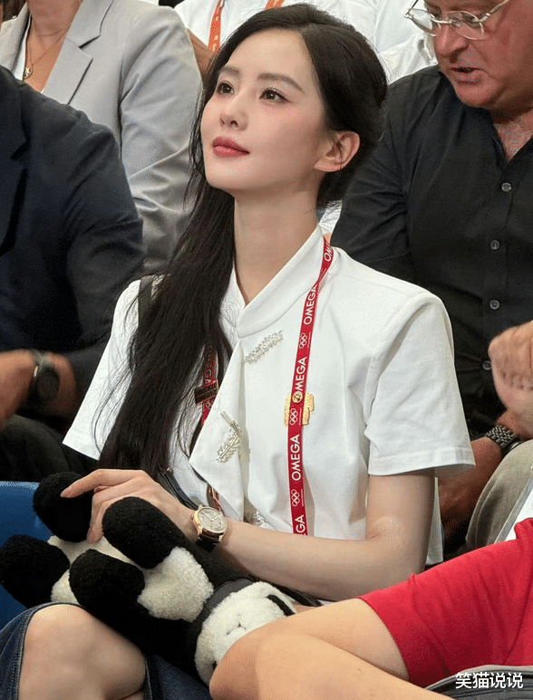 刘诗诗亮相巴黎奥运：侧放长发秀出天鹅颈，生图状态好美!