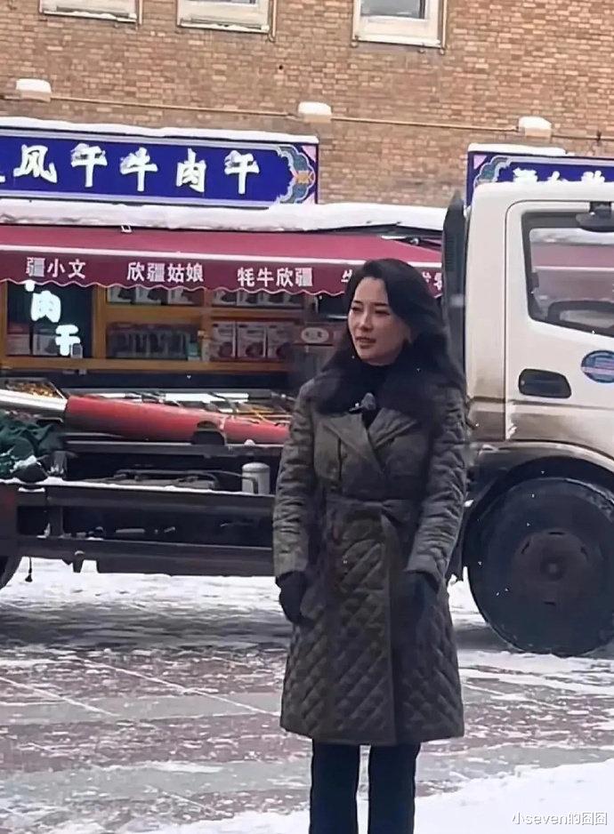 34岁森林北线下生图曝光,穿黑色棉衣有点显老,比叶珂更让人喜欢