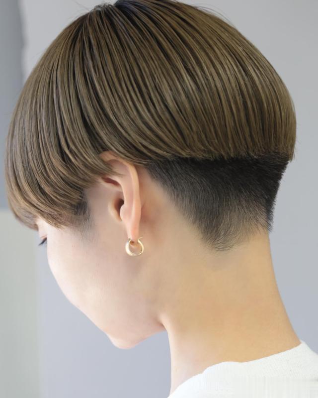 女人过了40岁,后脖铲短短发,利落清爽美美哒