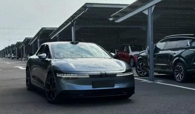 2025款极氪007与智己L6：驾驶体验与续航能力双重保障