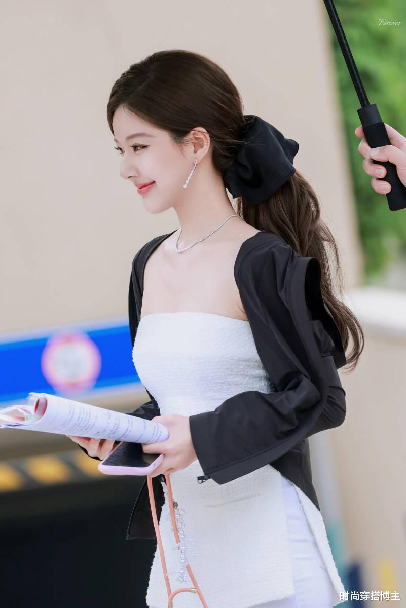 26岁赵露思被偶遇，壮汉保镖打伞一路护送，人群中白到发光