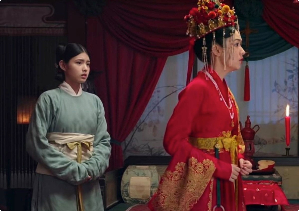 杨超越和“丫鬟”艾米同框对比：有些女演员是真不怕被“艳压”