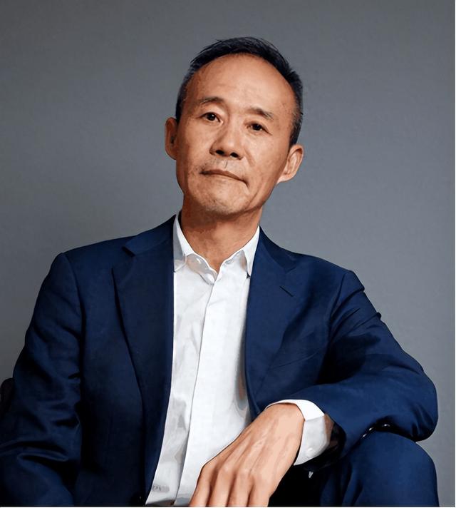 王石田朴珺亮相广州车展，73岁王石像小跟班，43岁田朴珺气质优雅