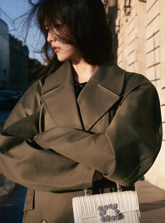 14岁王诗龄罕露面，身高反超李湘，采访时全程英文，尽显名媛气质