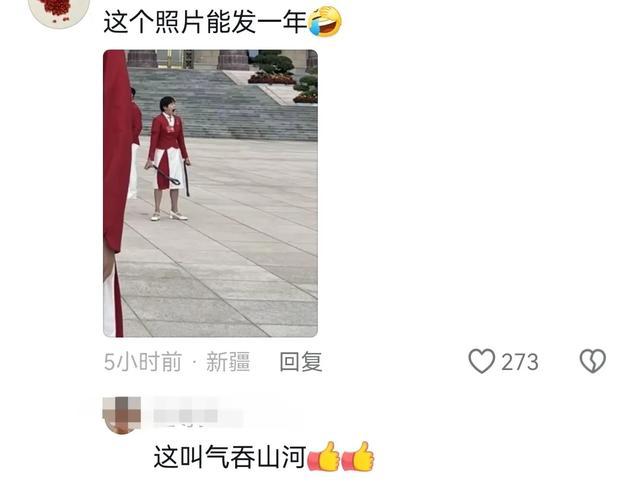 全红婵展示手上戴的戒指,是奥运五环戒指,手指甲还做了美甲