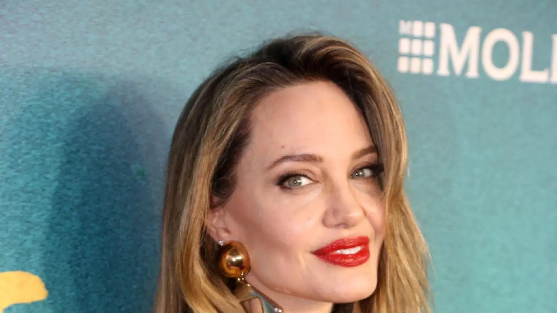 朱莉带女儿走红毯！穿金色斗篷涂红唇惊艳，15岁薇薇安像翻版皮特