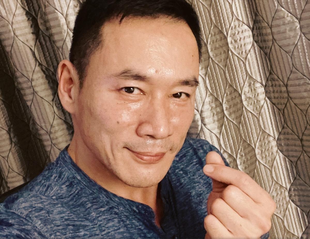 武松丁海峰：娶大自己2岁的初恋，妻子患癌后，为爱在美国砍柴