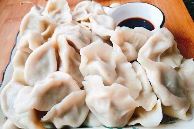 6月天气热,抓紧吃这菜,比黄瓜脆嫩比茄子鲜美,包饺子贼香