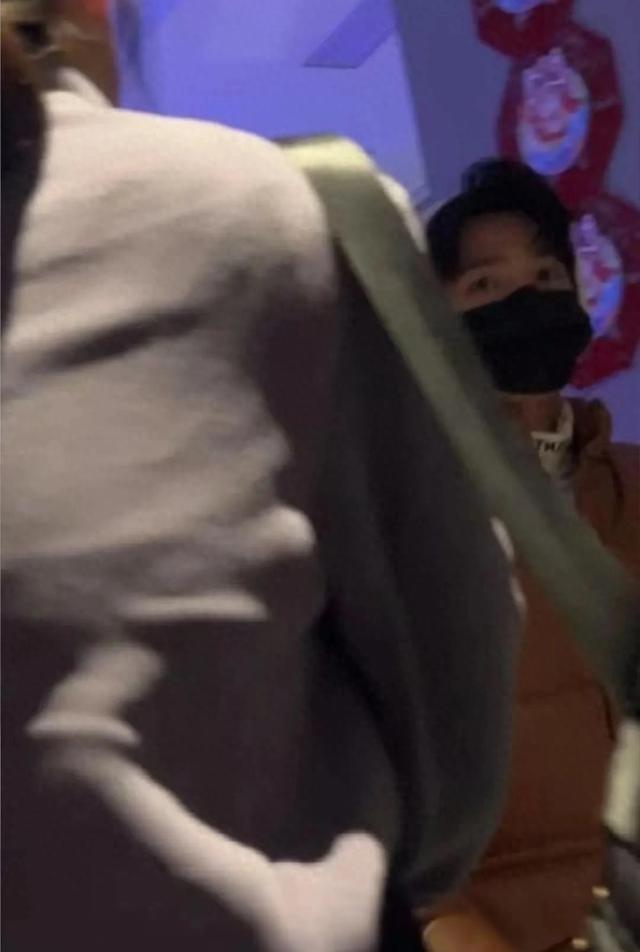 杨洋回合肥老家过年，戴黑色帽子和口罩，只露出眉眼依然很帅气