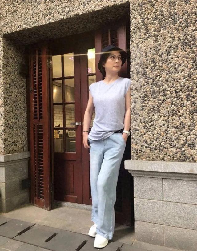 61岁李玲玉在街头凹造型，晒照素颜寡淡不修图，感叹她真实又漂亮