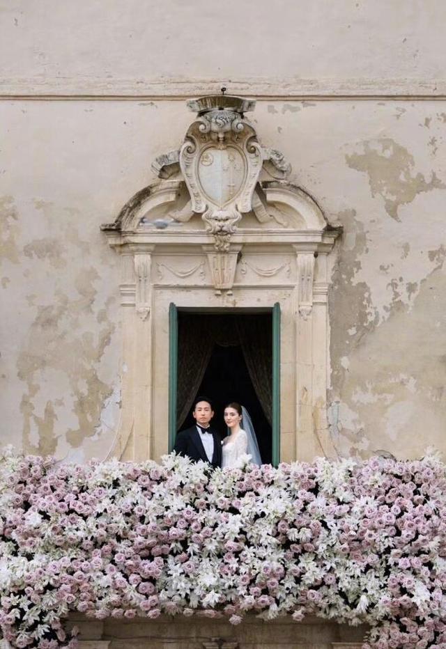 吴千语晒意大利婚礼现场照！与施伯雄在彩虹烟雾下接吻，浪漫至极