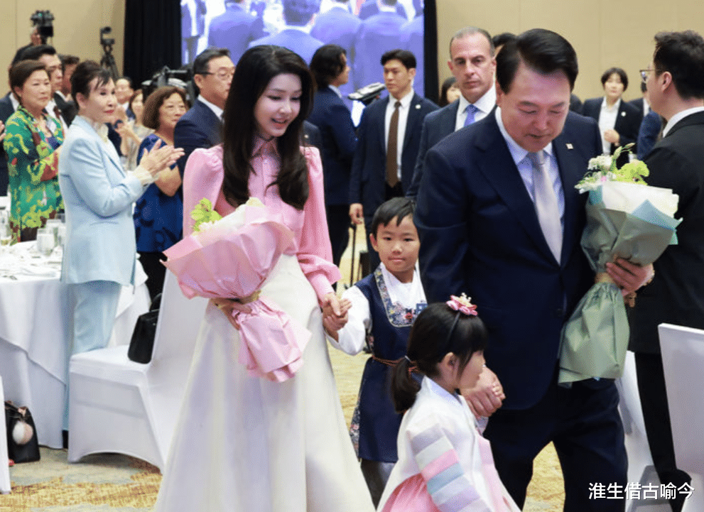 52岁韩国第一夫人出访，穿粉衣白裙扮嫩，一张“整容脸”更美了