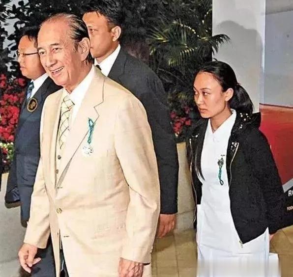 陈婉珍70岁寿辰,何超莲跨国归来贺寿,三房儿女齐聚一堂