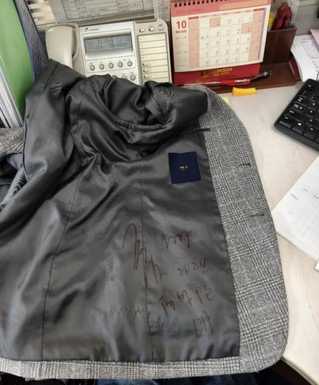 57岁王祖贤现身苏州,长发披肩气质仍清新,被路人偶遇合影没架子