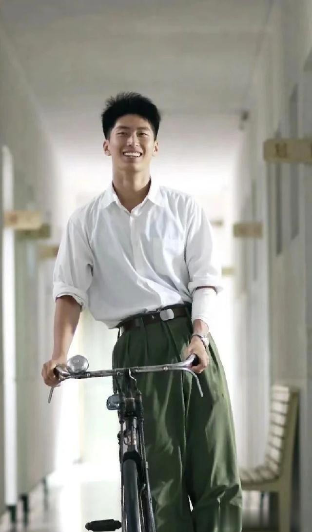 来看看两位型男男演员，行走的荷尔蒙男人味十足，演技精湛。