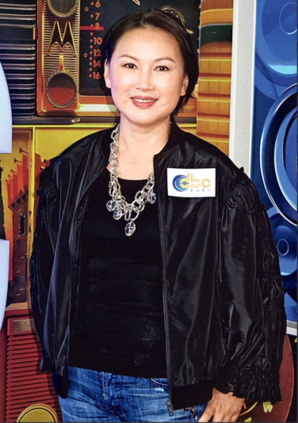 “亚视一姐”陈秀雯,被渣男老公骗光家产,如今61岁落寞街头