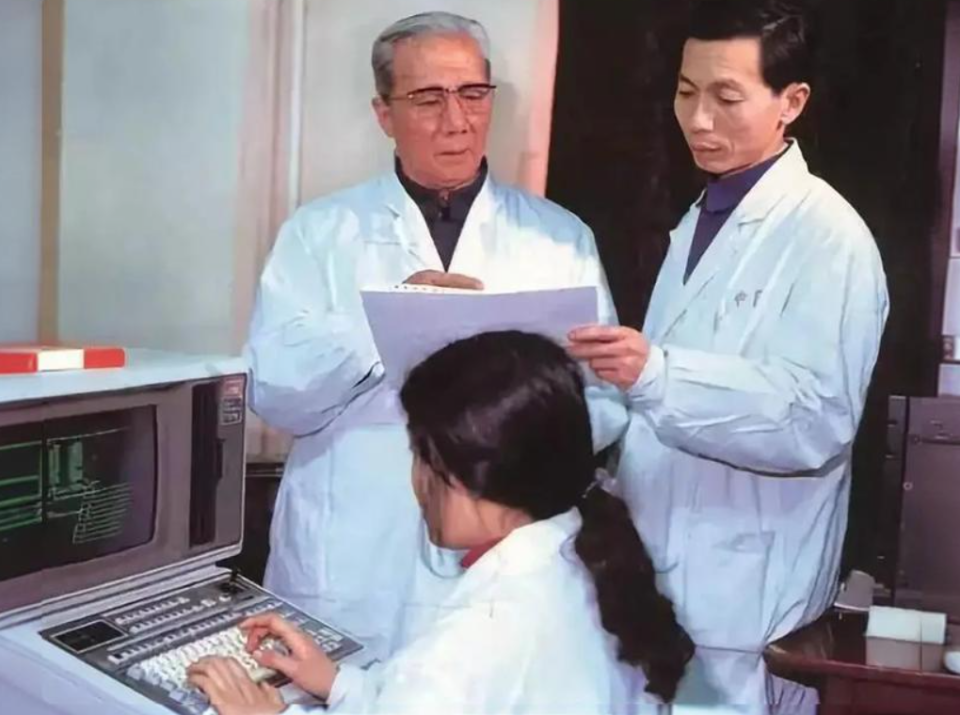 国宝级中医大师关幼波活到92岁，自创的“床上八段锦”，人人可学