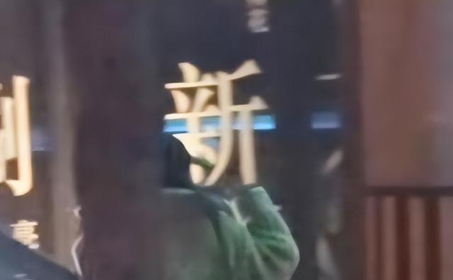 刘亦菲深夜约会法拉利帅哥，凌晨两点才出来，知情人曝男方身份！