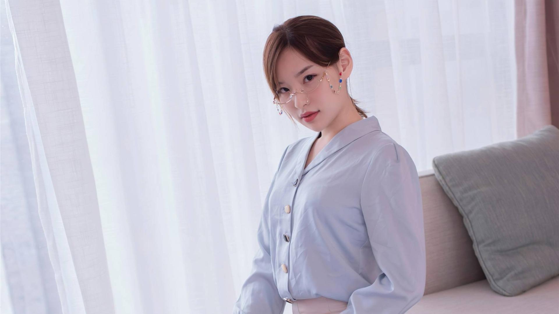 浅蓝衬衣配米白半身裙：尽显女性优雅气质