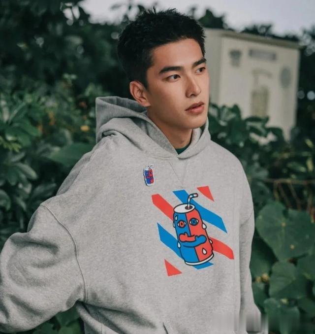 曾敬骅来自中国台湾的青年男演员，长相帅气迷人，演技精湛。