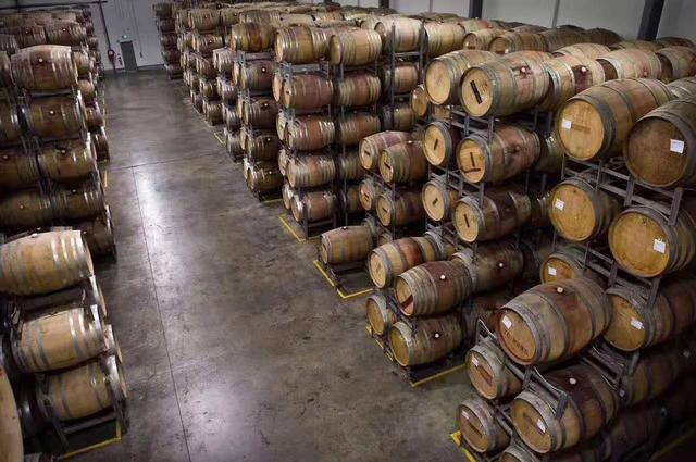 红酒没开瓶,过了保质期还能喝吗?行家警告:不懂别乱喝!