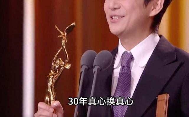 何炅突然高调官宣喜讯,网友恭喜:30年了,终于等到这一天!