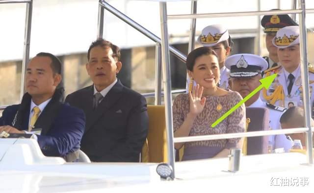 72岁泰王意气风发,一次性带两位新嫔妃出巡,专门给了特写镜头