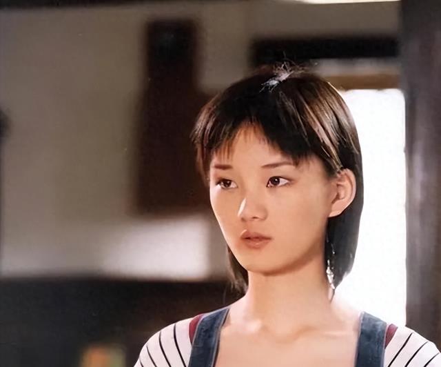 她曾是“国民初恋”，沦落为卖货柜姐后居无定所，今39岁令人羡慕