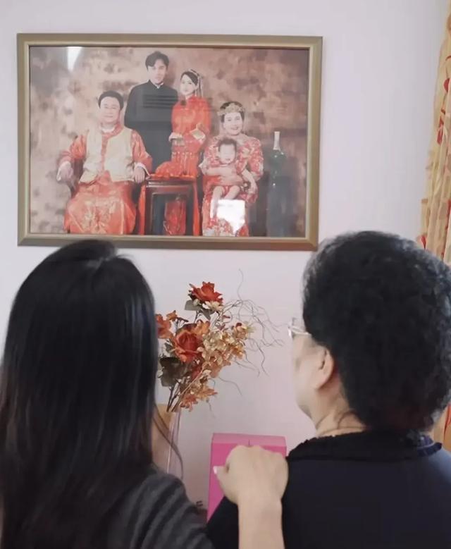 伊能静回婆婆家，双层楼内设电梯，全屋红木家具，婆婆房间超少女