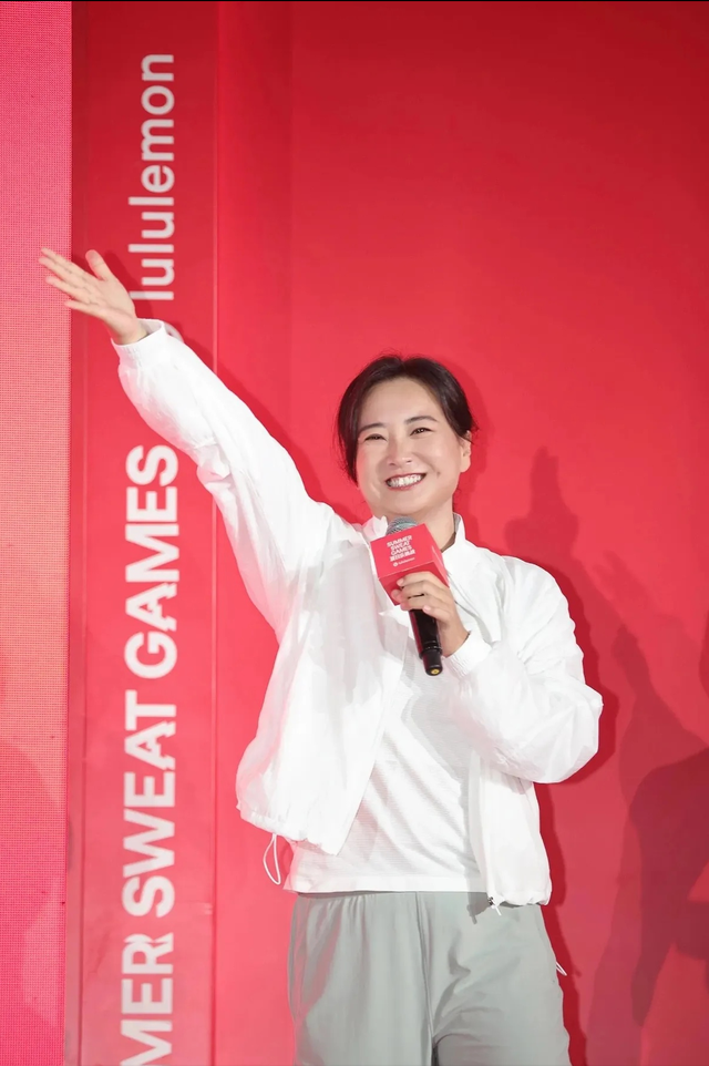 贾玲出席活动，看着圆润不少，幽默让网友p图。