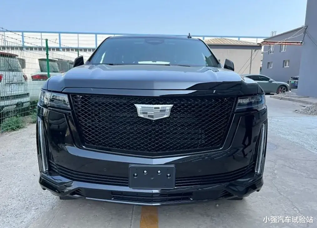 2024款凯雷德，“黑武士”加长版，搭载 6.2L+V8引擎，动力很强悍！