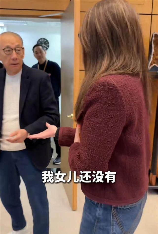 英皇开工，霍汶希带领众星给老板拜年，杨受成给明星们发镶金红包