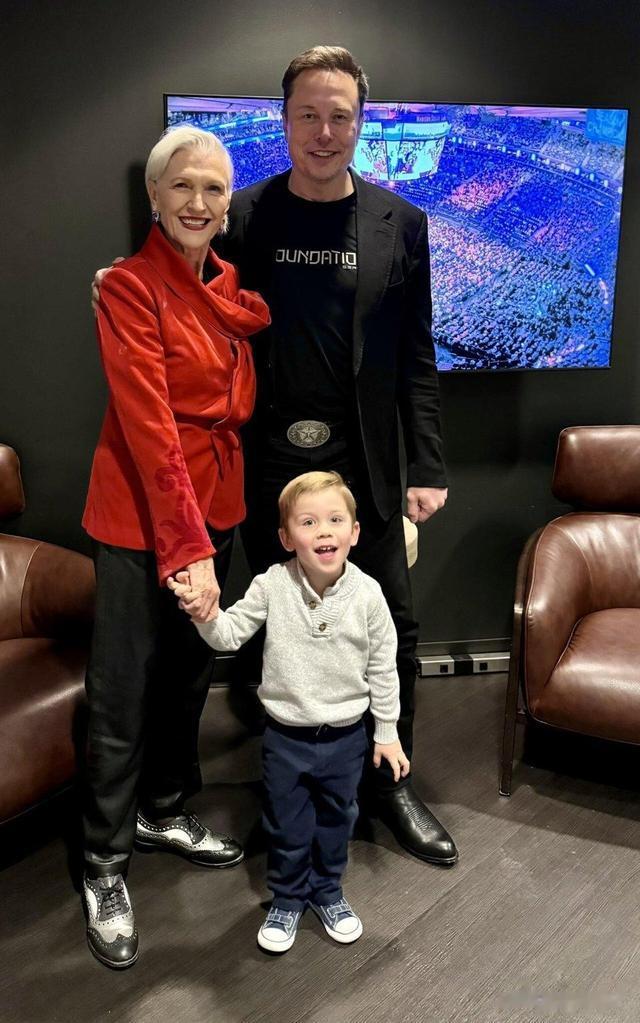 马斯克抱X娃加入特朗普全家福,首同框伊万卡,财富或飙升1077亿