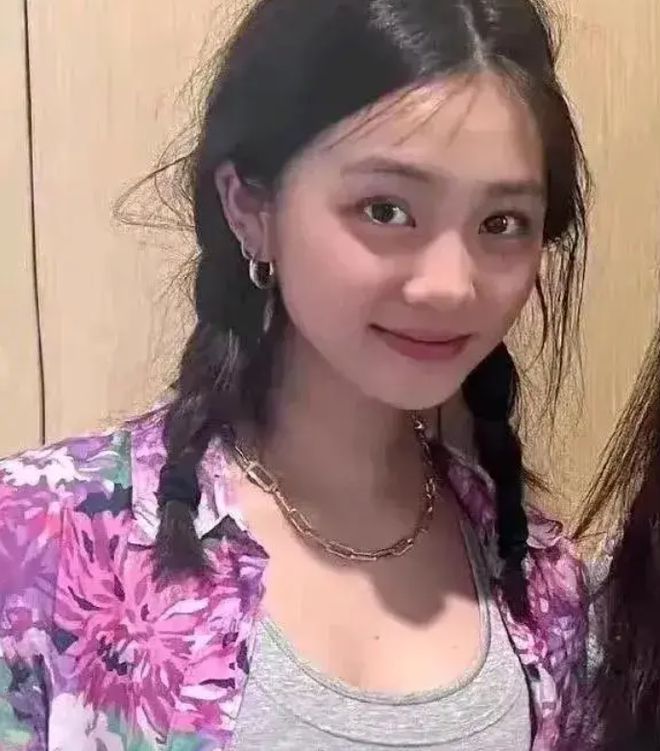 18岁黄多多走性感路线遭吐槽,被网友指责不学好,被指不如王诗龄