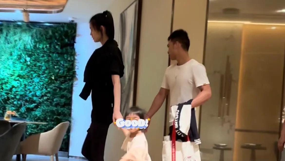 偶遇奚梦瑶遛娃，母女手牵手同框温馨有爱，2岁Romee身高优越