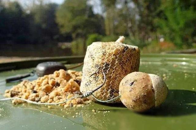 鱼饵不再是唯一!5种打窝方法,让你在野钓中大放异彩!