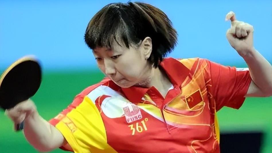 她年少出名，却因跟王皓恋爱被蔡振华开除，如今儿女双全生活幸福