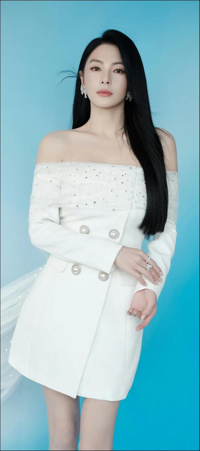 大画家张雨绮,一字抹胸裙知性优雅贵妇气质,张雨绮高清壁纸