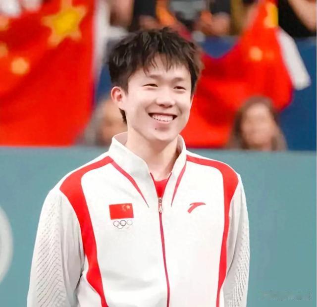 王楚钦直播问答环节,主持人都快“碎了”,我却笑翻在评论区!