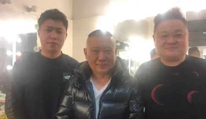 德云社李鹤东迎来36岁生日，纲丝节翻包袱反击同行