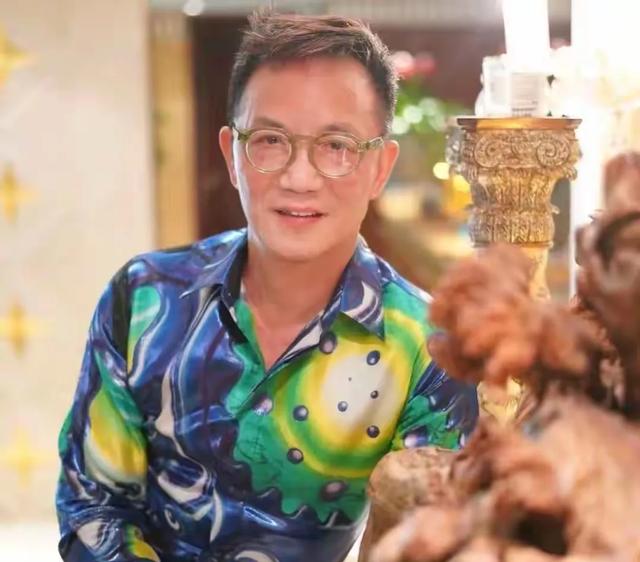 前上海首富周正毅审美大变,染黄发戴耳钉,名表雪茄成最后的倔强