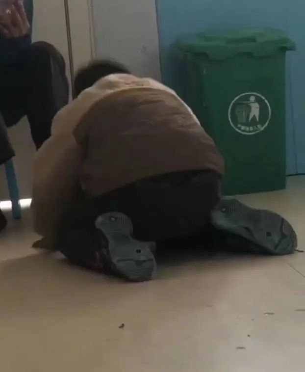 河南：幼儿园老师殴打学生还逼其下跪？照片流出，无数家长痛心！