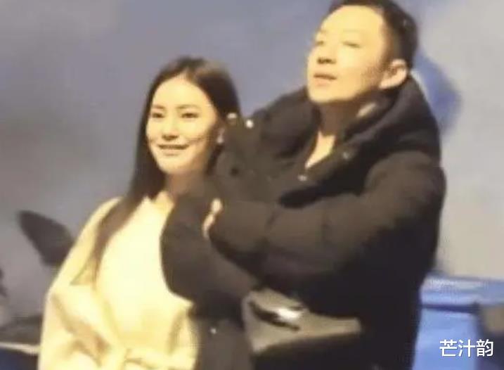 汪小菲求婚成功后首次露面，状态却略显憔悴，张兰大方维护准儿媳